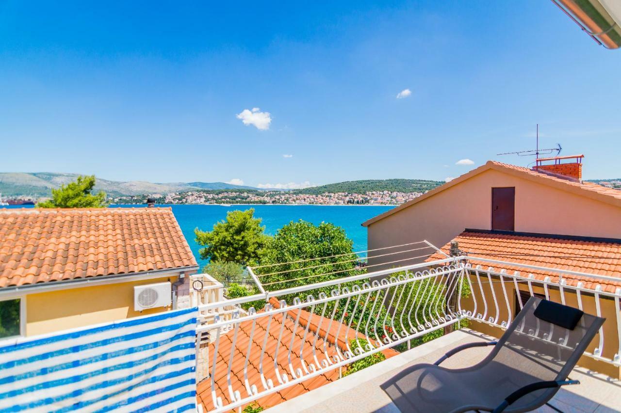 Apartment "On The Beach" Trogir Exterior photo