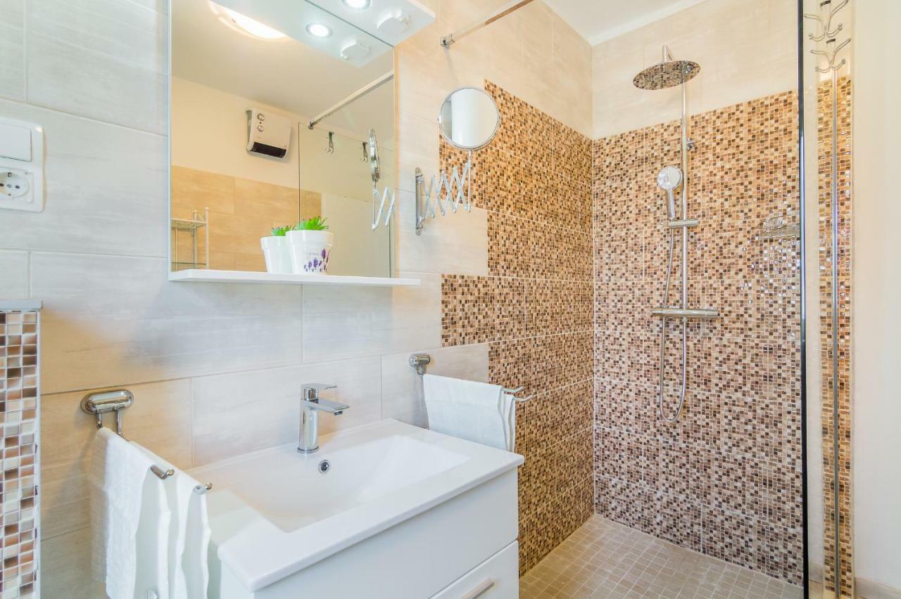 Apartment "On The Beach" Trogir Exterior photo