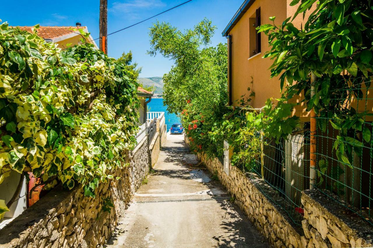 Apartment "On The Beach" Trogir Exterior photo