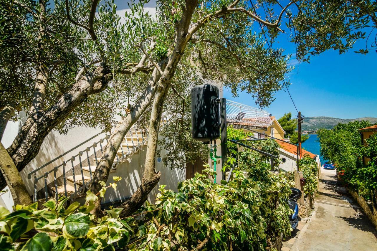 Apartment "On The Beach" Trogir Exterior photo