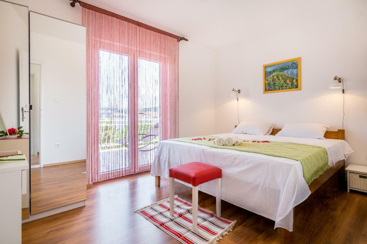 Apartment "On The Beach" Trogir Exterior photo