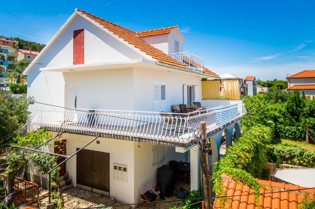 Apartment "On The Beach" Trogir Exterior photo